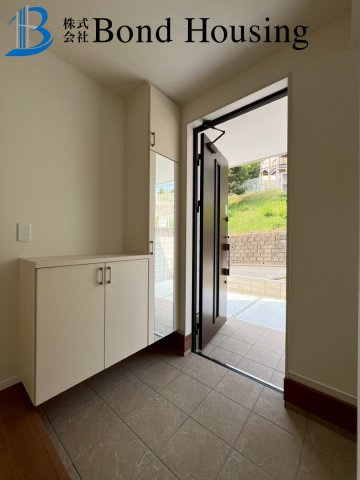 嬉しいリビング階段・設備充実　山手台2丁目　全2棟　2号棟の玄関