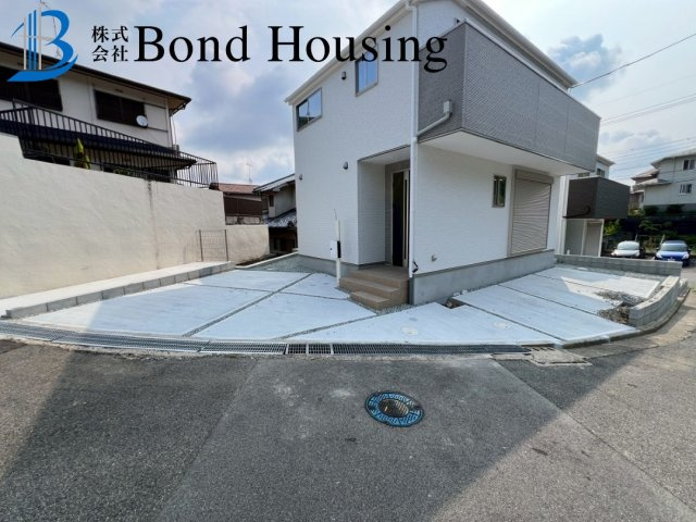 WIC等収納豊富・広々4LDK　山手台2丁目　全2棟　1号棟の前面道路含む現地写真