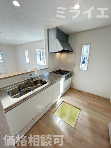 【新築戸建】千歳市信濃4丁目2棟のキッチン|広々システムキッチンは、シンク・調理部分だけではなく、小物から大きな調理器具まで収納でき、出し入れもスムーズな収納充実プランを採用。食洗器設置可能。床下収納あり。