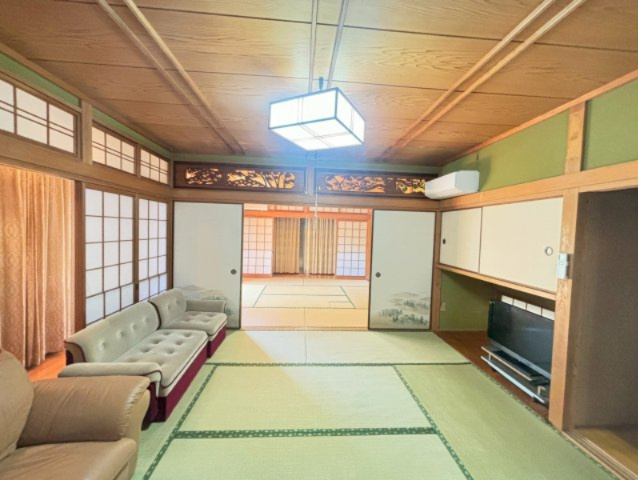 和歌山市　中島　中古戸建の和室|風情ある本格和室。続き間として広々使え、来客対応やご家族の団らんの場に最適です。
