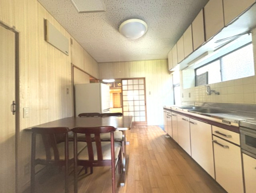 和歌山市　中島　中古戸建のキッチン|広々としたキッチンスペース。窓から光が入り明るく、毎日の料理が楽しくなる空間です。