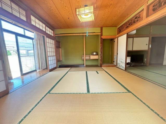 和歌山市　中島　中古戸建の和室|広々とした続き間の和室。開放感があり、来客やご家族の団らんにぴったりの落ち着いた空間です。