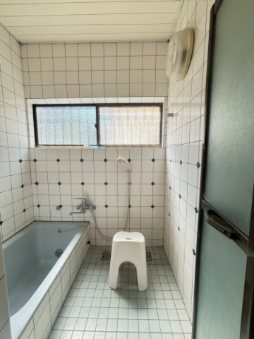 和歌山市　中島　中古戸建の浴室|窓付きで明るく換気しやすい浴室。ゆったりとした空間で毎日の入浴時間を快適に過ごせます。