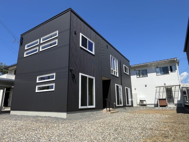 酒田市新橋三丁目【中古住宅】の外観パース|外観写真。只今リフォーム中！９月２０日より内覧可能