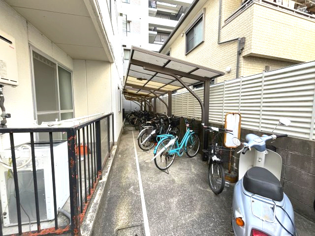 ローヤルハイツ石原の駐車場