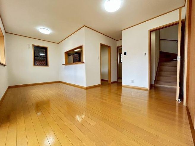 厚木市下荻野　中古戸建の居間・リビング|ゆったりとした居間です