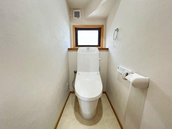 厚木市下荻野　中古戸建のトイレ|落ち着いた色調のトイレです