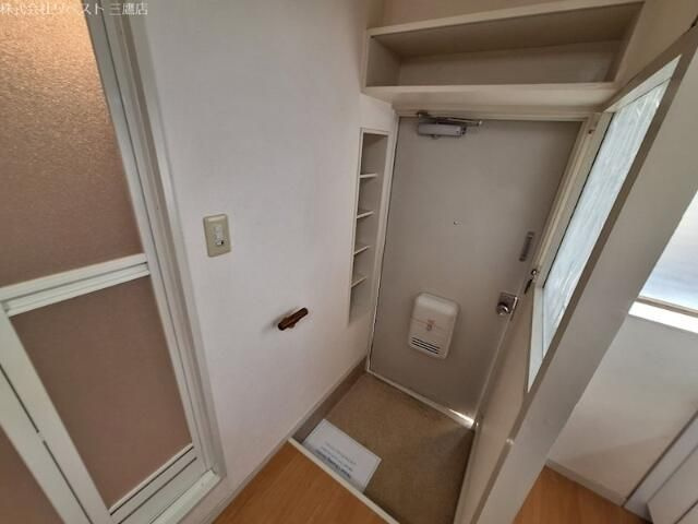 グリーンマンションの玄関