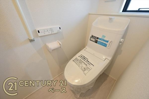 天理市永原町の新築一戸建のトイレ|■現地撮影写真■フチなし＆トルネード洗浄でお掃除も楽らく！ウォシュレット付きです！