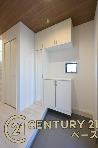 天理市永原町の新築一戸建の玄関|■現地撮影写真■玄関には便利な収納スペースを完備！