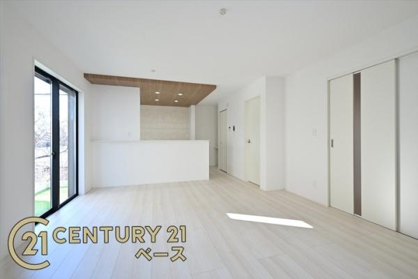 天理市永原町の新築一戸建の居間・リビング|■現地撮影写真■大きな窓から柔らかい光が射し込みます！