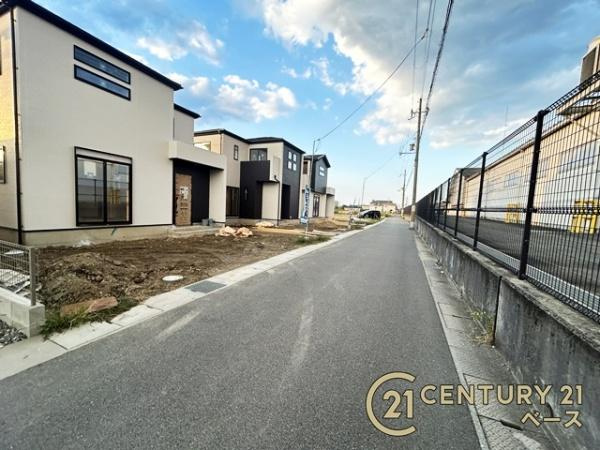 天理市永原町の新築一戸建の前面道路含む現地写真|道路路の高低差もなく駐車も楽々！