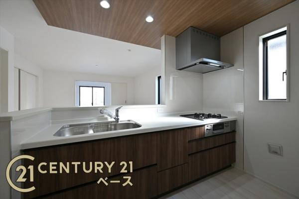 天理市永原町の新築一戸建のキッチン|■現地撮影写真■収納スペース豊富でキッチン周りもスッキリ快適！