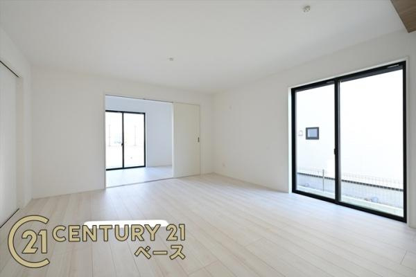 天理市永原町の新築一戸建の居間・リビング|■現地撮影写真■家族団欒も快適なダイニングスペース！