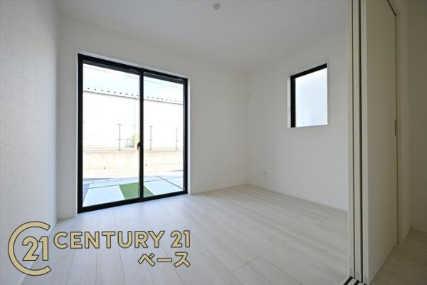 天理市永原町の新築一戸建の洋室|■現地撮影写真■日当たりのよい明るい雰囲気の洋室です！