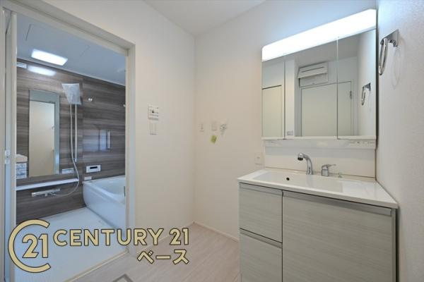 天理市永原町の新築一戸建の独立洗面台|■現地撮影写真■清潔感のある広々とした洗面スペースです！