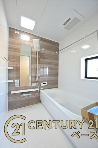 天理市永原町の新築一戸建の浴室|■現地撮影写真■ゆったりしたサイズの浴室！足を伸ばしての入浴は疲れも癒してくれます！