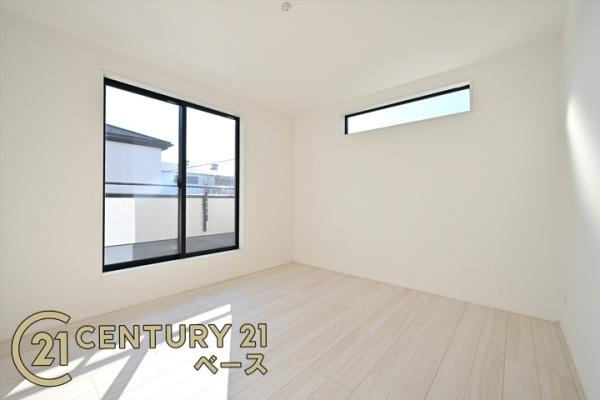 天理市永原町の新築一戸建の洋室|■現地撮影写真■バルコニーに面した開放感のあるお部屋です！