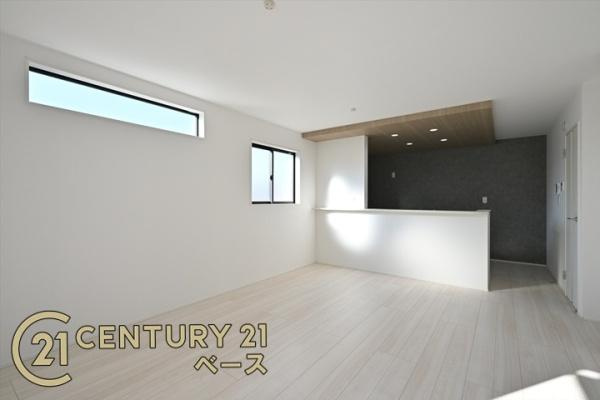 天理市永原町の新築一戸建の居間・リビング|■現地撮影写真■家族団欒も快適なダイニングスペース！
