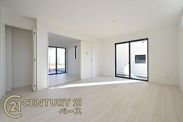 天理市永原町の新築一戸建の居間・リビング|■現地撮影写真■大きな窓から柔らかい光が射し込みます！