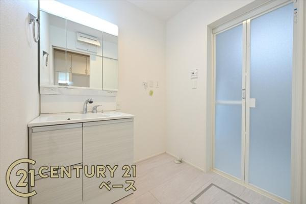 天理市永原町の新築一戸建の独立洗面台|■現地撮影写真■清潔感のある広々とした洗面スペースです！