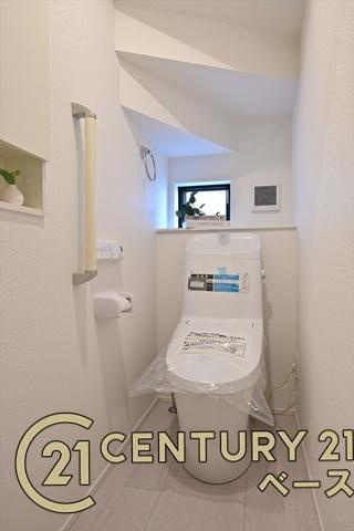 天理市永原町の新築一戸建のトイレ|■現地撮影写真■フチなし＆トルネード洗浄でお掃除も楽らく！ウォシュレット付きです！