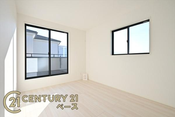 天理市永原町の新築一戸建の洋室|■現地撮影写真■バルコニーに面した開放感のあるお部屋です！