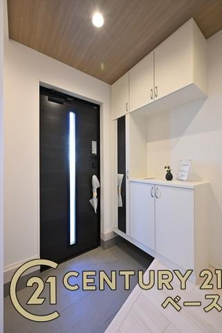 天理市永原町の新築一戸建の玄関|■現地撮影写真■玄関には便利な収納スペースを完備！