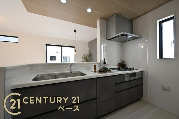 天理市永原町の新築一戸建のキッチン|■現地撮影写真■収納スペース豊富でキッチン周りもスッキリ快適！