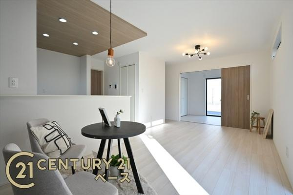 天理市永原町の新築一戸建の居間・リビング|■現地撮影写真■大きな窓から柔らかい光が射し込みます！