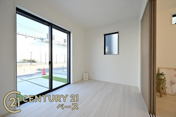 天理市永原町の新築一戸建の洋室|■現地撮影写真■日当たりのよい明るい雰囲気の洋室です！