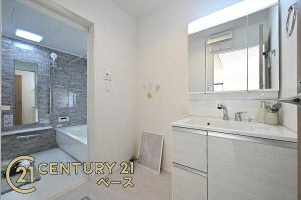 天理市永原町の新築一戸建の独立洗面台|■現地撮影写真■清潔感のある広々とした洗面スペースです！