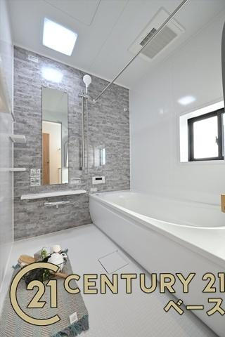 天理市永原町の新築一戸建の浴室|■現地撮影写真■ゆったりしたサイズの浴室！足を伸ばしての入浴は疲れも癒してくれます！