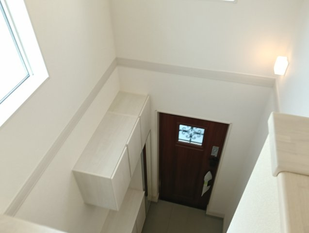 【玄関】 | 神大寺4丁目新築戸建て | 玄関部は吹抜けになっています