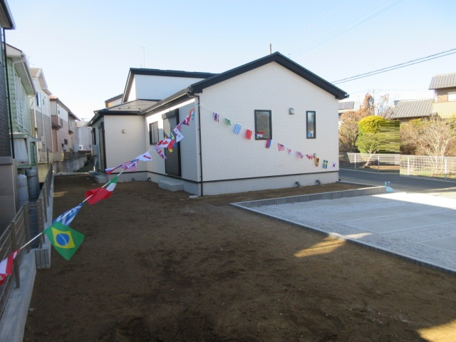 【仲介手数料無料】新築戸建　滑川町月輪1025-1（全1棟大型平屋住宅）の前面道路含む現地写真
