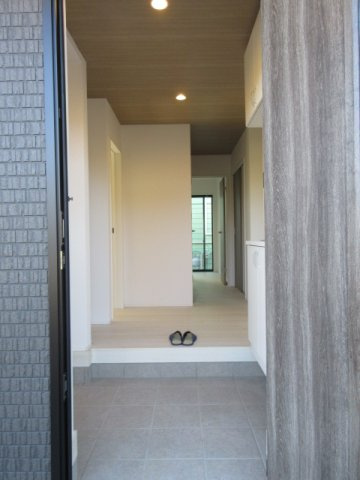 【仲介手数料無料】新築戸建　滑川町月輪1025-1（全1棟大型平屋住宅）の前面道路含む現地写真