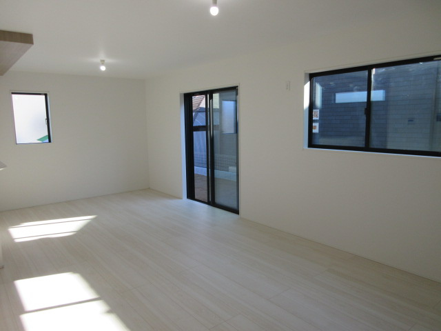 【仲介手数料無料】新築戸建　滑川町月輪1025-1（全1棟大型平屋住宅）の前面道路含む現地写真