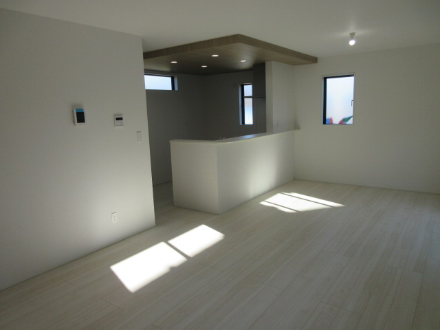 【仲介手数料無料】新築戸建　滑川町月輪1025-1（全1棟大型平屋住宅）の前面道路含む現地写真