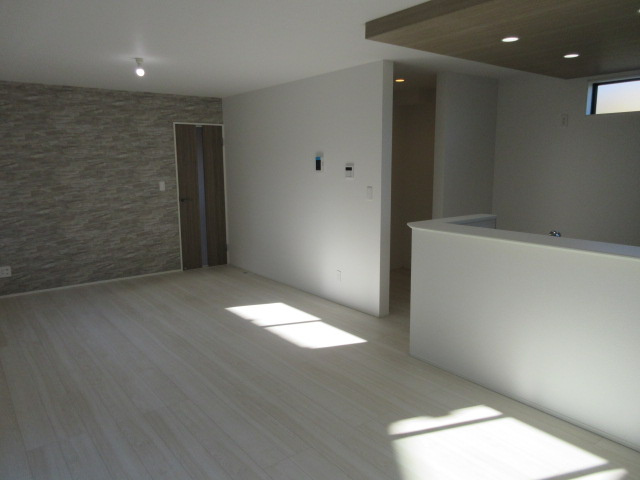 【仲介手数料無料】新築戸建　滑川町月輪1025-1（全1棟大型平屋住宅）の前面道路含む現地写真