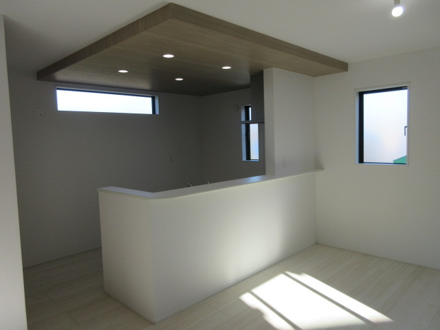 【仲介手数料無料】新築戸建　滑川町月輪1025-1（全1棟大型平屋住宅）の前面道路含む現地写真