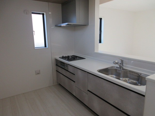 【仲介手数料無料】新築戸建　滑川町月輪1025-1（全1棟大型平屋住宅）の前面道路含む現地写真