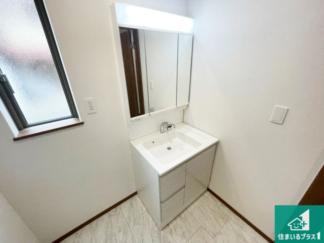 伊丹市松ケ丘　新築一戸建ての独立洗面台|清潔感のある洗面台です。フラットな鏡は掃除がしやすく毎日清潔！鏡裏には収納があるのでスッキリとした洗面台が保てます。