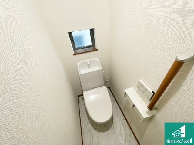 伊丹市松ケ丘　新築一戸建てのトイレ|1・2階の2ヶ所にあるので、朝の忙しい時間の順番待ちもなく、深夜の利用にも大変便利です。