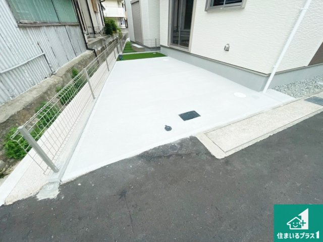 伊丹市松ケ丘　新築一戸建ての駐車場|２台分の駐車スペース有り！急な来客でも安心です！

