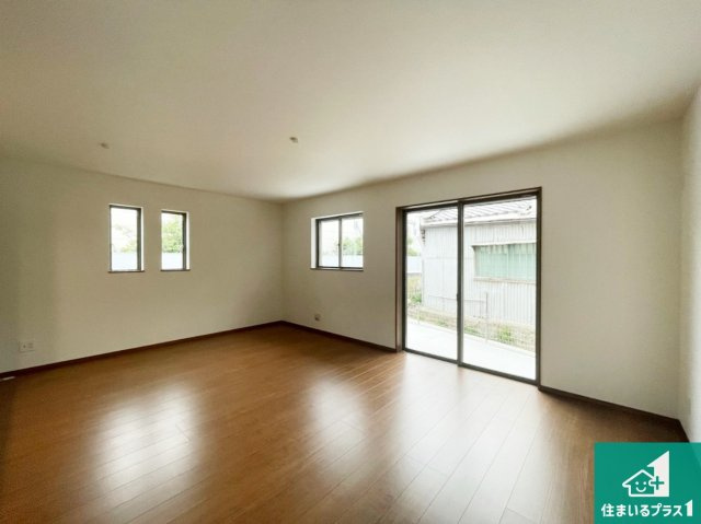 伊丹市松ケ丘　新築一戸建ての居間・リビング|日当たり良好の明るいリビングで朝の目覚めもスッキリできそう！対面キッチンでご家族のコミュニケーションも自然と増える設計！小さなお子様が遊ぶスペースを作っても広々とくつろげるLDK！