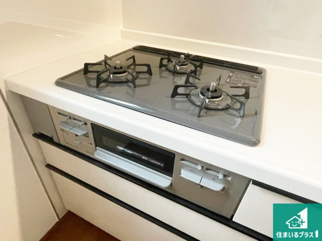 伊丹市松ケ丘　新築一戸建ての設備|ダブル高火力Ｓｉセンサー付きコンロ！３口あるので、まとめて料理をする時も大活躍！
