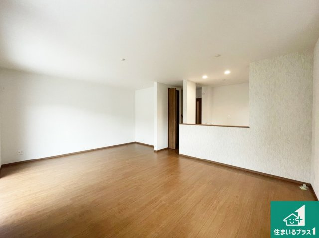 伊丹市松ケ丘　新築一戸建ての居間・リビング|シンプルなリビングは、観葉植物等のインテリアを楽しめますね！パパ好みにも、ママ好みにも家具次第で雰囲気を変えることができます！