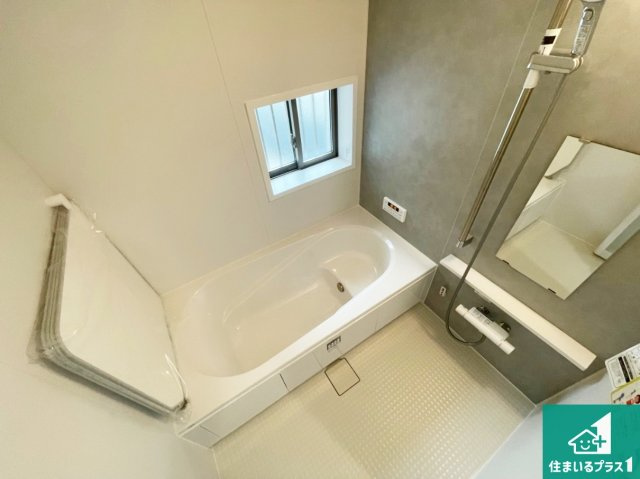 伊丹市松ケ丘　新築一戸建ての浴室|足をゆったり伸ばして寛げる浴槽です。窓が設けられていますので差し込む光が明るく穏やかな雰囲気にしてくれます♪浴室乾燥機も設置しているので、雨の日の洗濯物も安心です♪