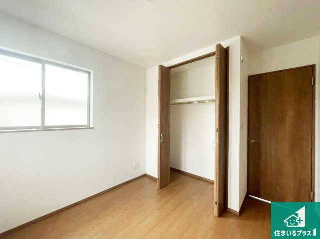 伊丹市松ケ丘　新築一戸建ての洋室|収納スペースが充実しているので子供の成長に合わせてたくさん収納ができます！家族構成に合わせた様々な活用ができる収納！