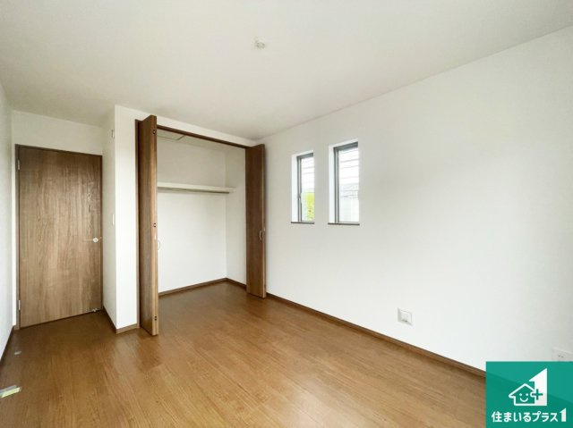 伊丹市松ケ丘　新築一戸建ての洋室|収納スペースが充実しているので子供の成長に合わせてたくさん収納ができます！家族構成に合わせた様々な活用ができる収納！